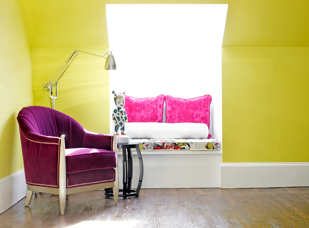 Esempio di un piccolo soggiorno contemporaneo stile loft con angolo bar, pareti verdi, nessuna TV e pavimento in legno massello medio