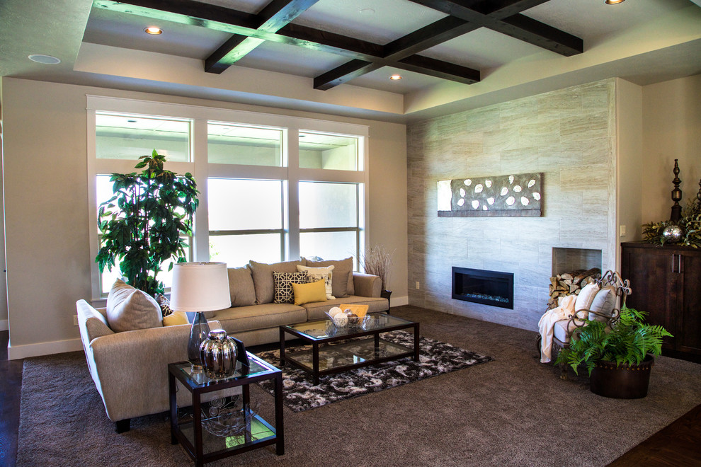 Стильный дизайн: открытая гостиная комната среднего размера в стиле неоклассика (современная классика) с ковровым покрытием, стандартным камином, фасадом камина из плитки, телевизором на стене и серыми стенами - последний тренд