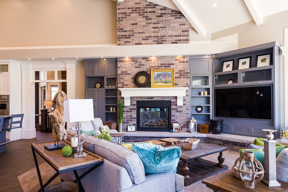 Modelo de sala de estar abierta de estilo americano extra grande con paredes grises, moqueta, todas las chimeneas, marco de chimenea de ladrillo y pared multimedia