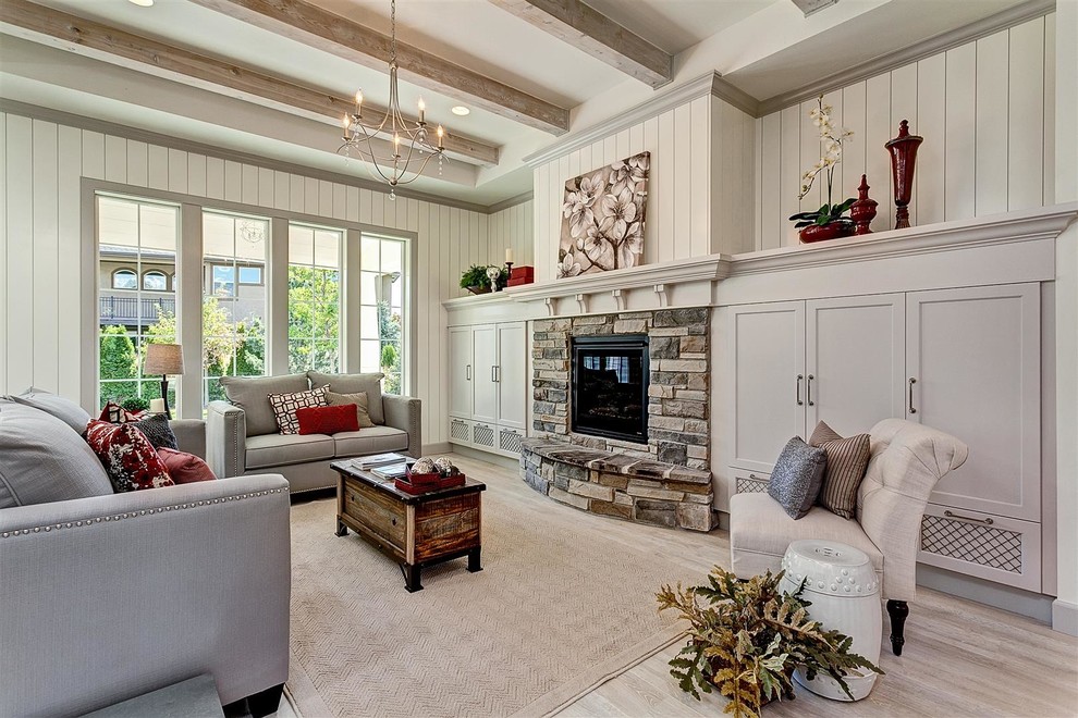Mittelgroßes, Offenes Klassisches Wohnzimmer mit beiger Wandfarbe, hellem Holzboden, Kamin und Kaminumrandung aus Stein in Boise