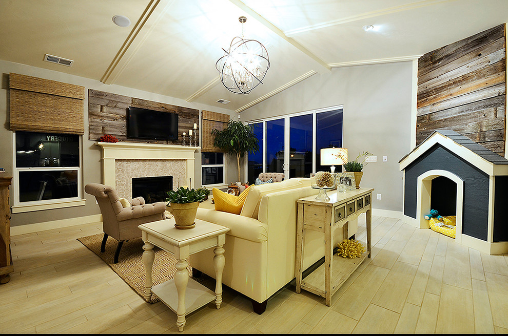 Пример оригинального дизайна: гостиная комната среднего размера в стиле кантри с серыми стенами, полом из керамической плитки, двусторонним камином, фасадом камина из плитки, телевизором на стене и белым полом