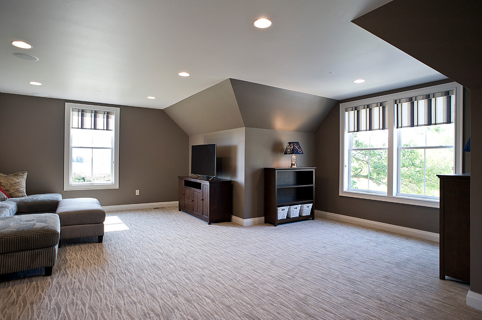Источник вдохновения для домашнего уюта: большая двухуровневая комната для игр в классическом стиле с коричневыми стенами, ковровым покрытием и отдельно стоящим телевизором