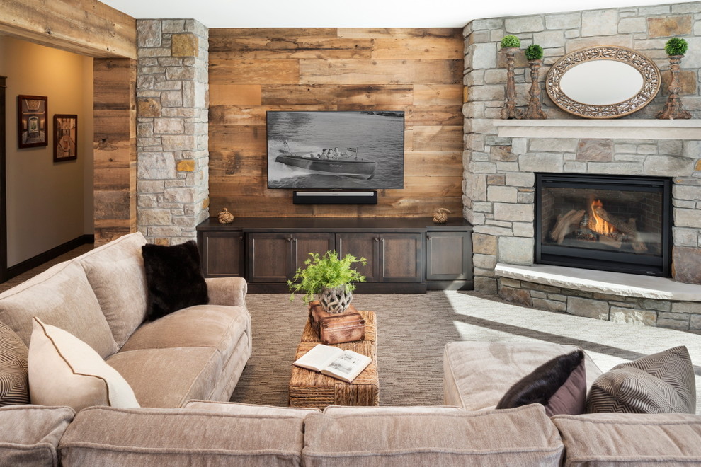Mittelgroßes, Abgetrenntes Klassisches Wohnzimmer mit brauner Wandfarbe, Teppichboden, Kamin, Kaminumrandung aus Stein, TV-Wand und grauem Boden in Minneapolis
