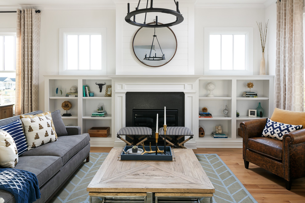 Foto de sala de estar clásica renovada con suelo de madera en tonos medios y todas las chimeneas