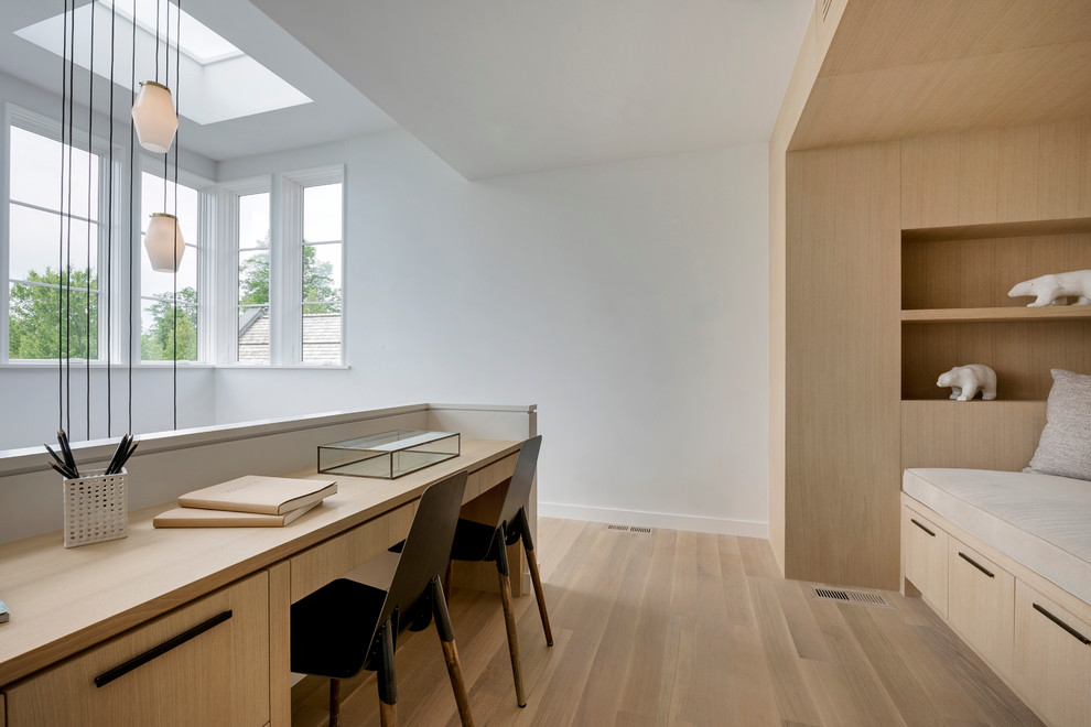 Идея дизайна: маленькая двухуровневая гостиная комната в стиле модернизм с с книжными шкафами и полками, белыми стенами и светлым паркетным полом для на участке и в саду