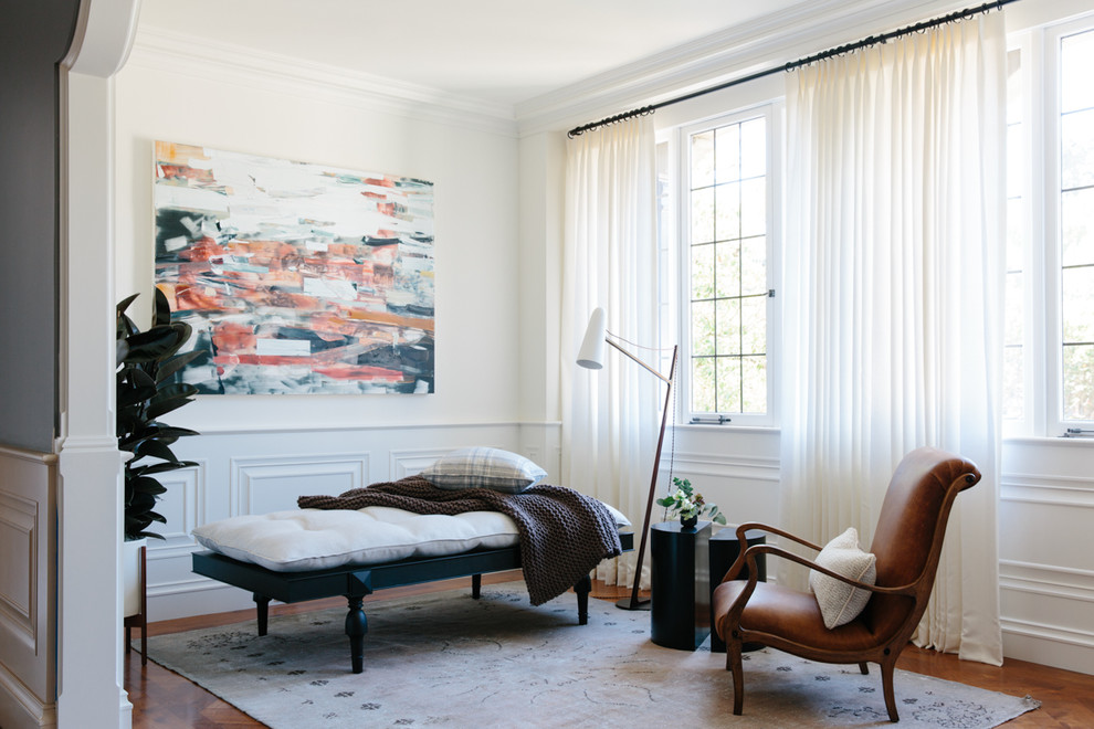 Стильный дизайн: открытая гостиная комната в стиле неоклассика (современная классика) с белыми стенами и паркетным полом среднего тона - последний тренд