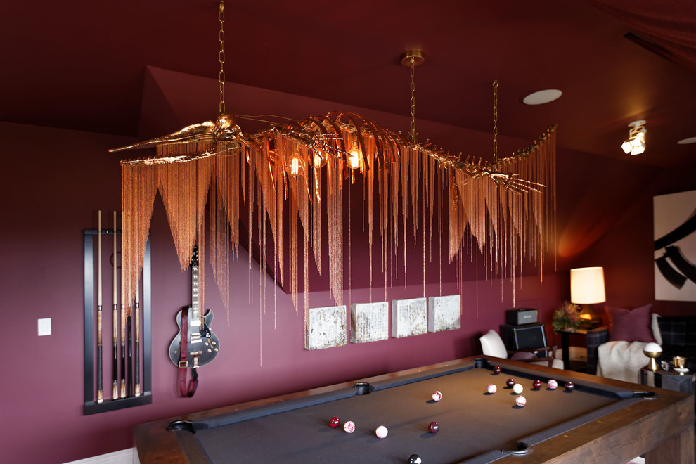 Diseño de sala de juegos en casa cerrada ecléctica de tamaño medio sin televisor con paredes púrpuras y suelo de madera oscura