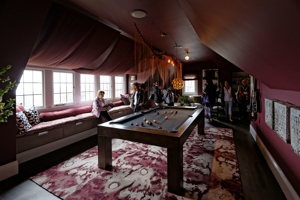 Diseño de sala de juegos en casa cerrada ecléctica de tamaño medio sin televisor con paredes púrpuras y suelo de madera oscura