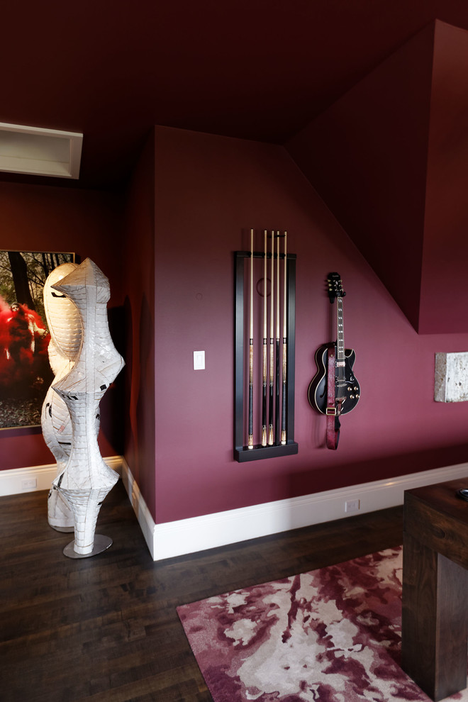 На фото: изолированная комната для игр среднего размера в стиле фьюжн с фиолетовыми стенами и темным паркетным полом без телевизора с
