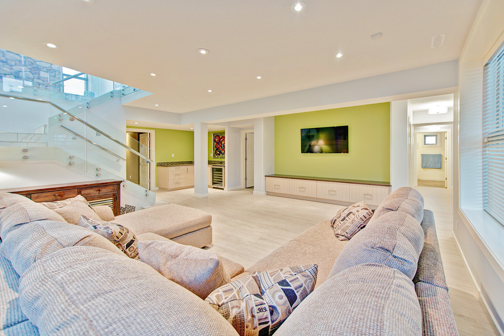 Immagine di un grande soggiorno design chiuso con pareti blu, pavimento in laminato e TV a parete