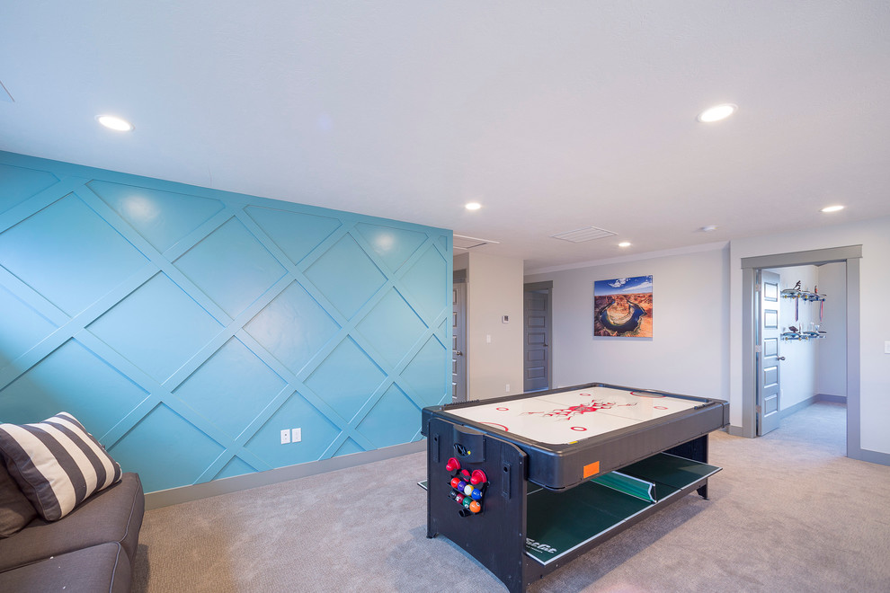 На фото: большая изолированная комната для игр в стиле неоклассика (современная классика) с синими стенами и ковровым покрытием без телевизора