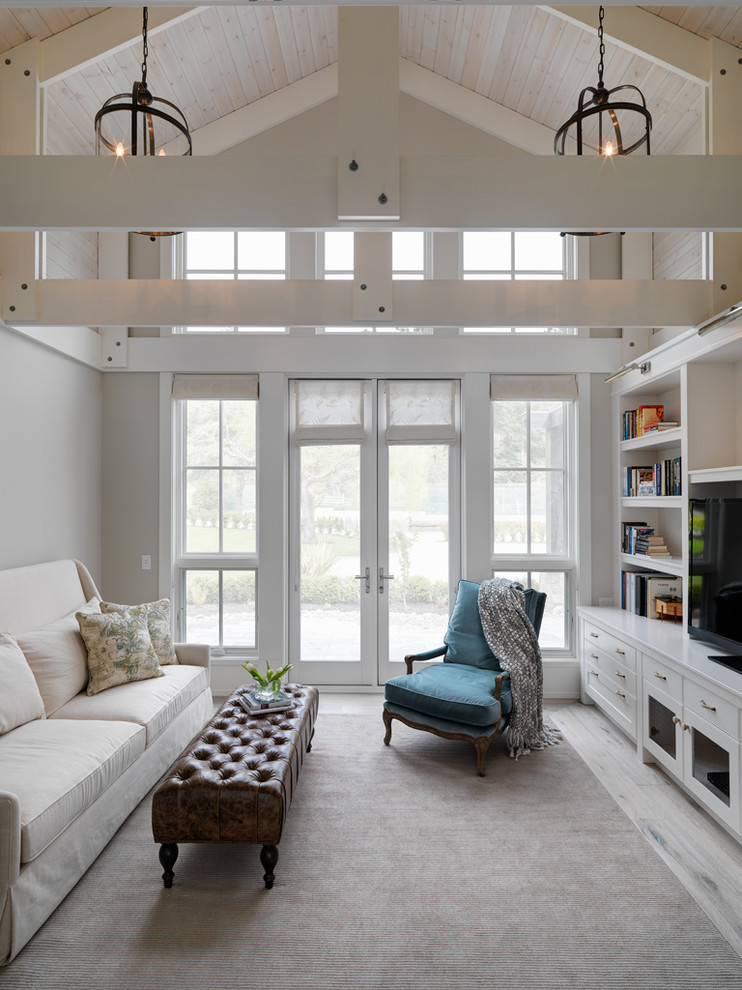 На фото: гостиная комната в классическом стиле с серыми стенами и отдельно стоящим телевизором