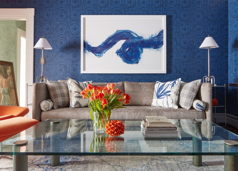 Стильный дизайн: маленькая изолированная гостиная комната в современном стиле с синими стенами, ковровым покрытием, стандартным камином, фасадом камина из дерева и синим полом для на участке и в саду - последний тренд