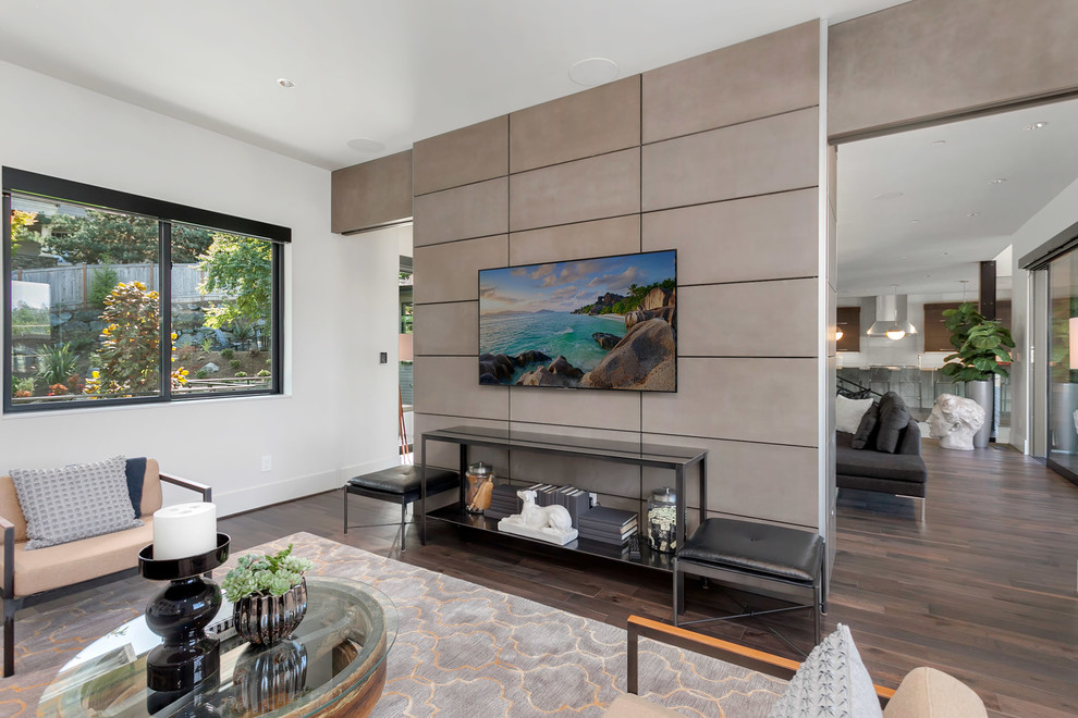 Mittelgroßes, Abgetrenntes Modernes Wohnzimmer mit grauer Wandfarbe, braunem Holzboden und braunem Boden in Seattle