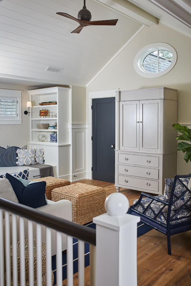 Ispirazione per un soggiorno stile marino di medie dimensioni e stile loft con pareti beige, pavimento in legno massello medio e pavimento marrone