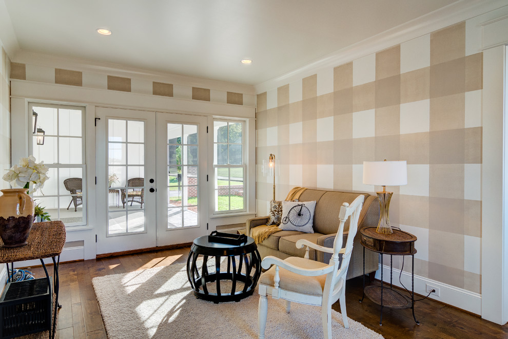 Ispirazione per un soggiorno country di medie dimensioni e chiuso con pareti beige, pavimento in legno massello medio e pavimento marrone