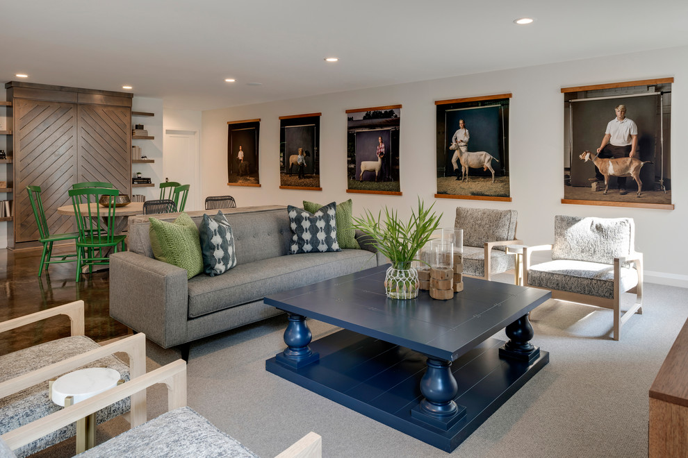 Diseño de sala de estar con barra de bar abierta tradicional renovada grande con paredes blancas, suelo de cemento, televisor colgado en la pared y suelo marrón
