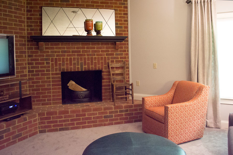На фото: открытая гостиная комната среднего размера в классическом стиле с серыми стенами, ковровым покрытием, угловым камином, фасадом камина из кирпича, серым полом, музыкальной комнатой и отдельно стоящим телевизором с