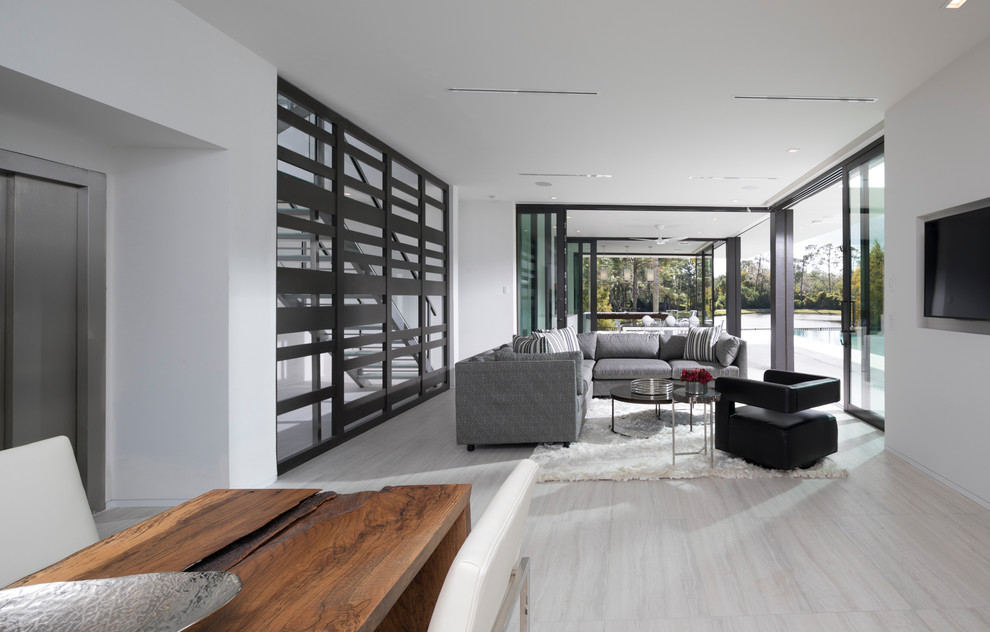 Esempio di un soggiorno moderno aperto con pareti bianche, parete attrezzata e pavimento bianco