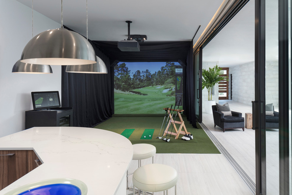 Modelo de sala de juegos en casa abierta moderna con paredes blancas, pared multimedia y suelo blanco