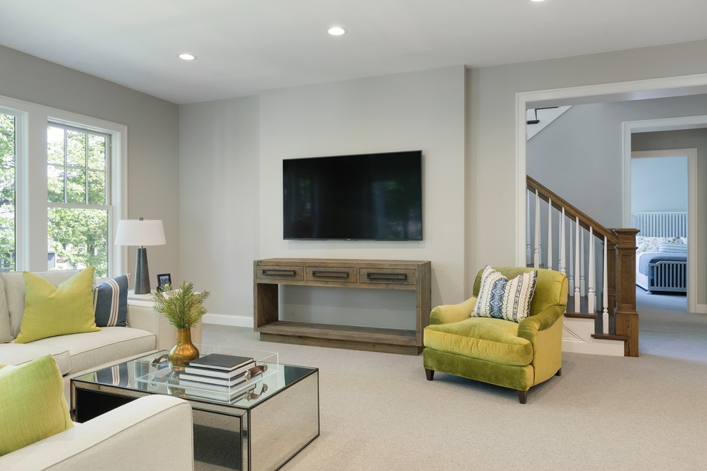 Großes, Offenes Maritimes Wohnzimmer ohne Kamin mit grauer Wandfarbe, Teppichboden, TV-Wand und grauem Boden in Minneapolis