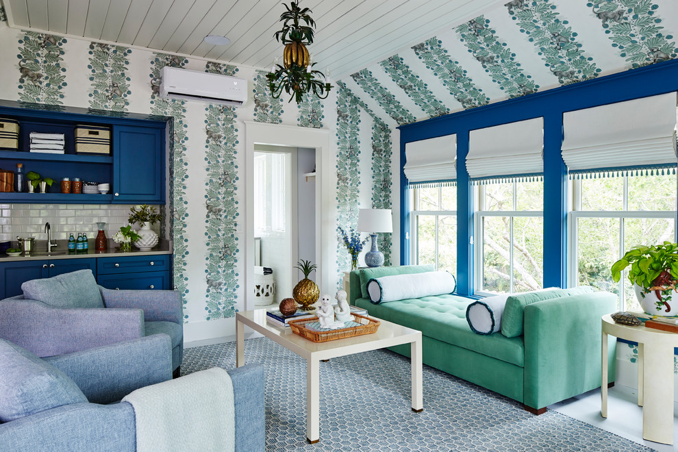 Réalisation d'une salle de séjour marine avec un bar de salon, un mur multicolore et un sol blanc.