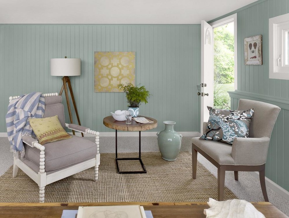 Идея дизайна: маленькая изолированная гостиная комната в стиле кантри с синими стенами, ковровым покрытием и коричневым полом без камина, телевизора для на участке и в саду