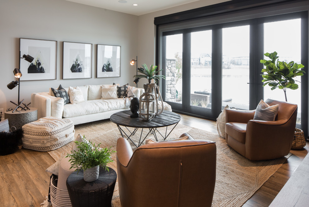 Diseño de sala de estar abierta campestre grande con paredes grises, suelo vinílico y suelo marrón