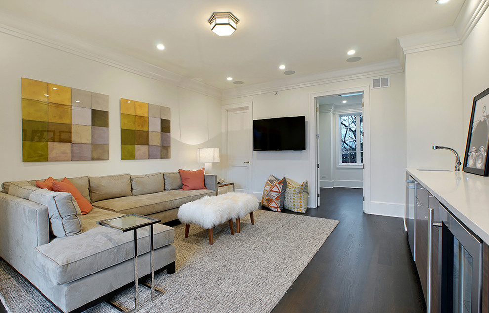 Großes, Offenes Klassisches Wohnzimmer mit Hausbar, weißer Wandfarbe, dunklem Holzboden und TV-Wand in Chicago