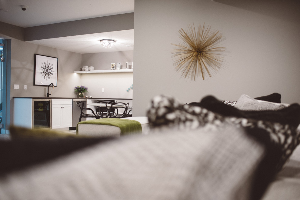 Стильный дизайн: большая изолированная гостиная комната в стиле модернизм с серыми стенами, ковровым покрытием, отдельно стоящим телевизором и серым полом без камина - последний тренд