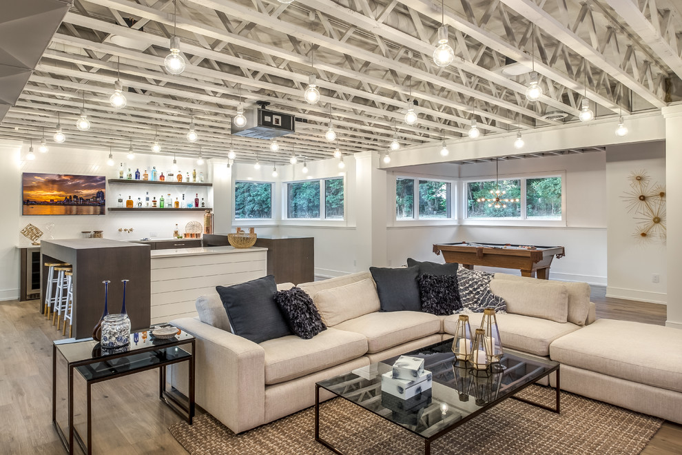 Foto di un grande soggiorno design aperto con pareti bianche, pavimento in legno massello medio e pavimento marrone