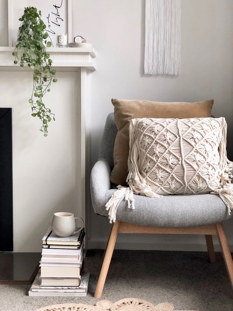 シドニーにあるお手頃価格の小さな北欧スタイルのおしゃれなファミリールーム (白い壁、カーペット敷き、標準型暖炉、タイルの暖炉まわり、グレーの床) の写真