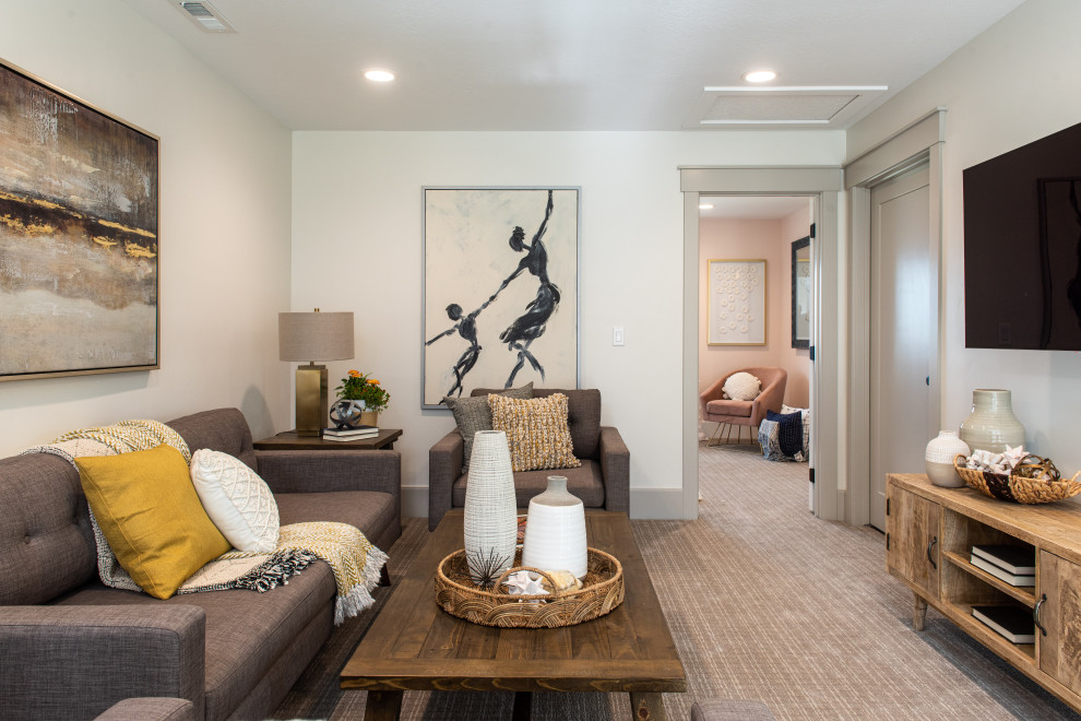 Idee per un soggiorno stile americano di medie dimensioni e chiuso con pareti beige, moquette, nessun camino, TV a parete e pavimento beige