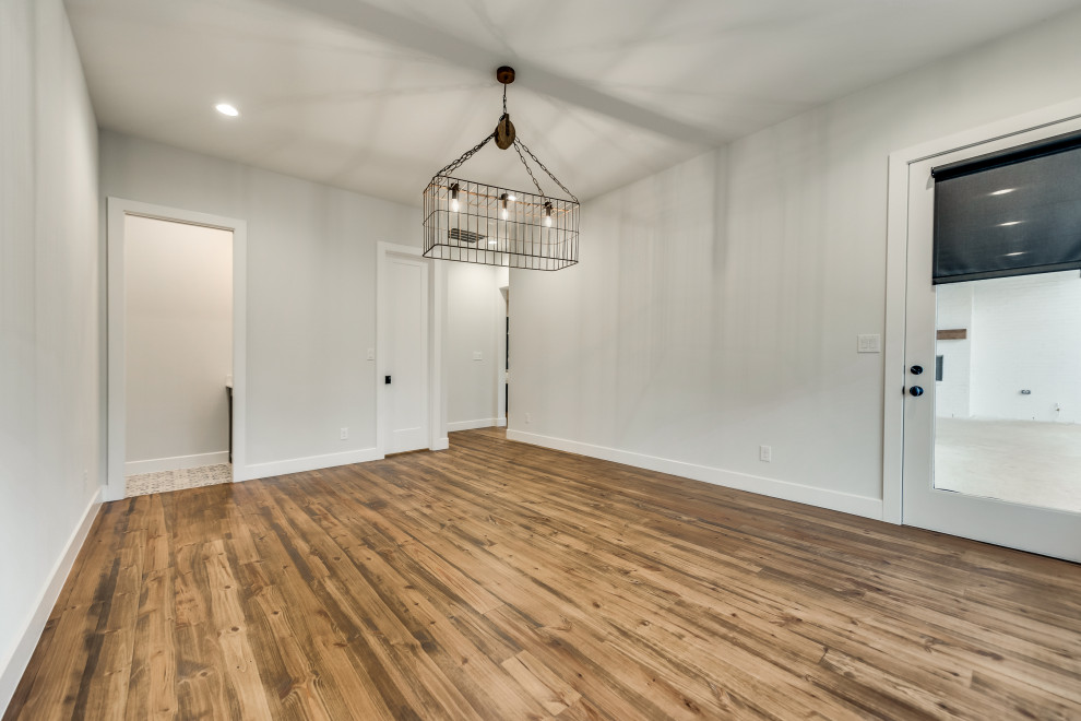 Cette photo montre une salle de séjour nature de taille moyenne et ouverte avec un mur blanc, un sol en bois brun, une cheminée standard, un manteau de cheminée en bois, un téléviseur fixé au mur et un sol marron.