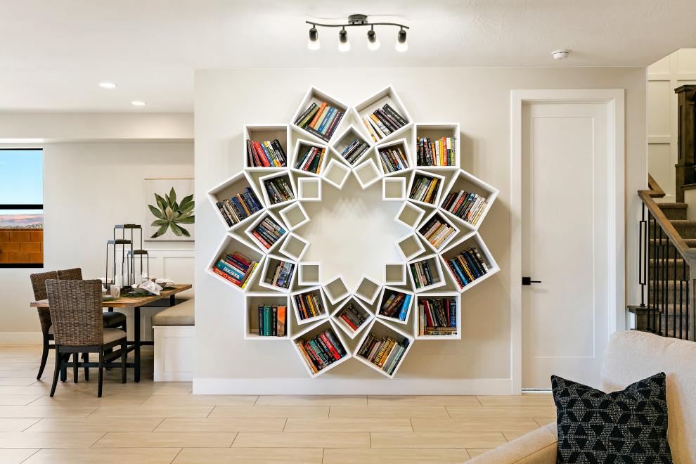 Idee per un soggiorno moderno aperto con libreria, pareti beige, pavimento in gres porcellanato e pavimento beige
