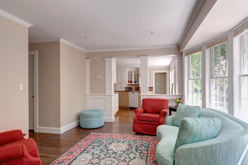 Aménagement d'une salle de séjour classique de taille moyenne et ouverte avec parquet foncé et un sol multicolore.