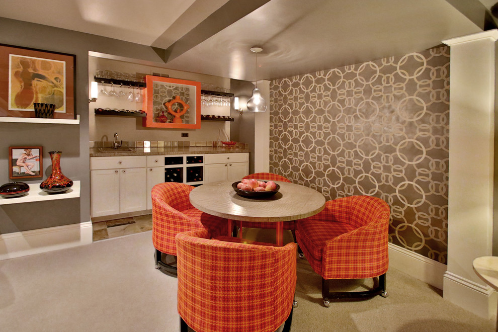 Идея дизайна: гостиная комната в стиле неоклассика (современная классика) с домашним баром