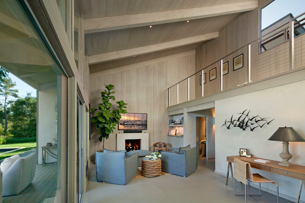 Offenes, Mittelgroßes Modernes Wohnzimmer mit grauer Wandfarbe, Kamin, TV-Wand und Porzellan-Bodenfliesen in Santa Barbara