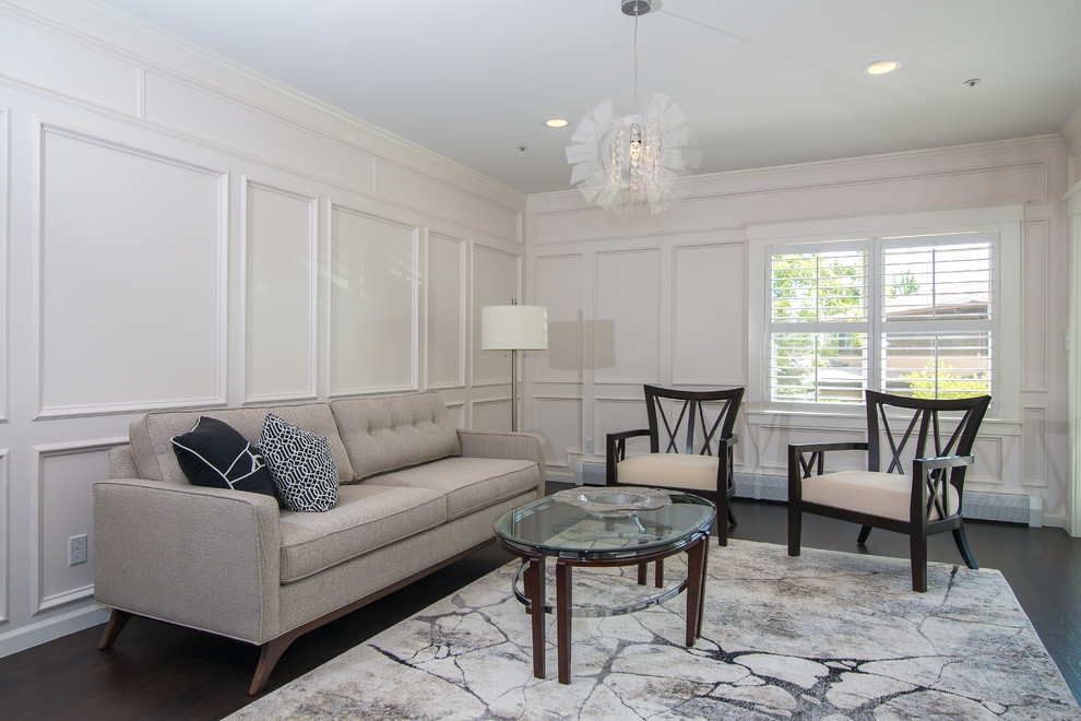Idee per un soggiorno contemporaneo di medie dimensioni e aperto con parquet scuro, pavimento marrone e pareti bianche