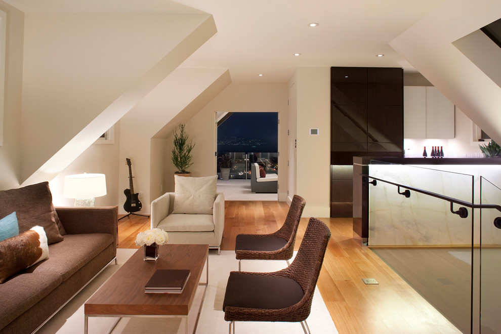 Ispirazione per un soggiorno minimal stile loft con pareti beige e pavimento in legno massello medio