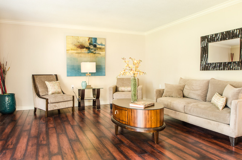 Imagen de sala de estar abierta contemporánea pequeña sin chimenea y televisor con paredes beige y suelo de linóleo
