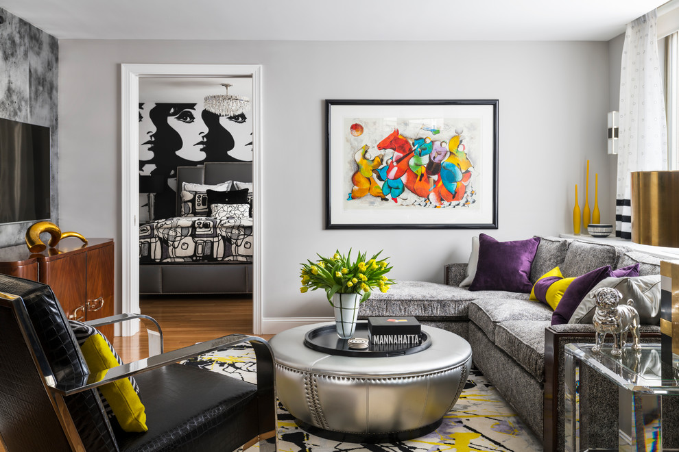 Mittelgroßes Modernes Wohnzimmer ohne Kamin mit grauer Wandfarbe und TV-Wand in New York