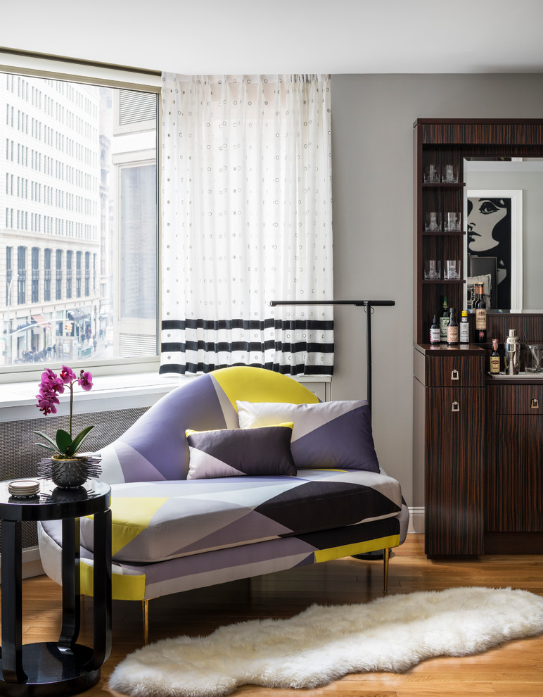 Imagen de sala de estar con barra de bar abierta actual de tamaño medio con paredes grises y suelo de madera clara