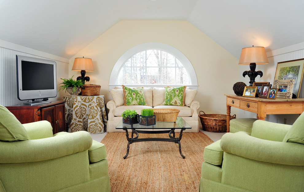 Источник вдохновения для домашнего уюта: изолированная гостиная комната среднего размера в классическом стиле с бежевыми стенами, ковровым покрытием и отдельно стоящим телевизором