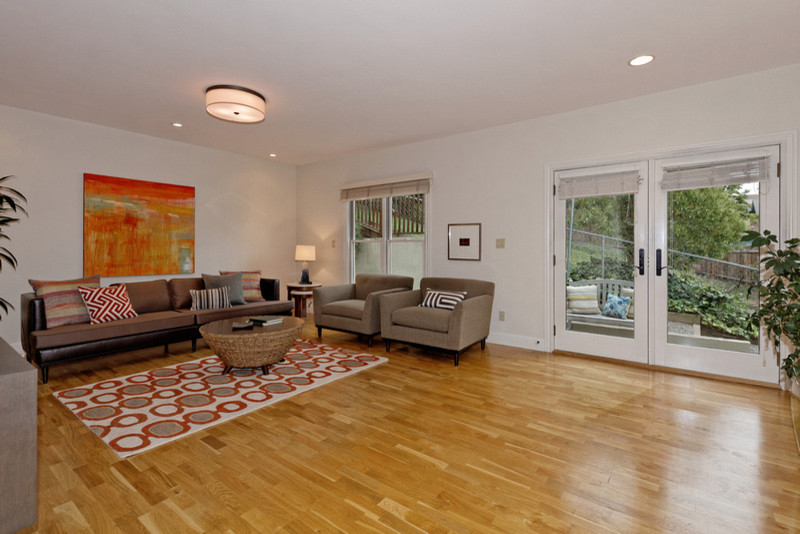 Mittelgroßes, Fernseherloses, Abgetrenntes Klassisches Wohnzimmer ohne Kamin mit beiger Wandfarbe und hellem Holzboden in San Francisco