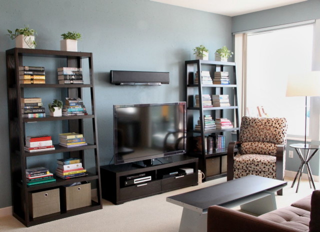 Exemple d'une petite salle de séjour tendance ouverte avec un téléviseur indépendant, un mur bleu et moquette.