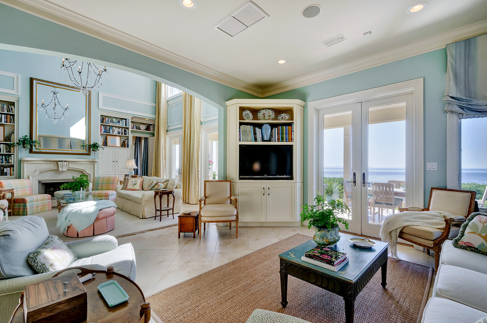 Стильный дизайн: открытая гостиная комната в классическом стиле с синими стенами и мультимедийным центром - последний тренд