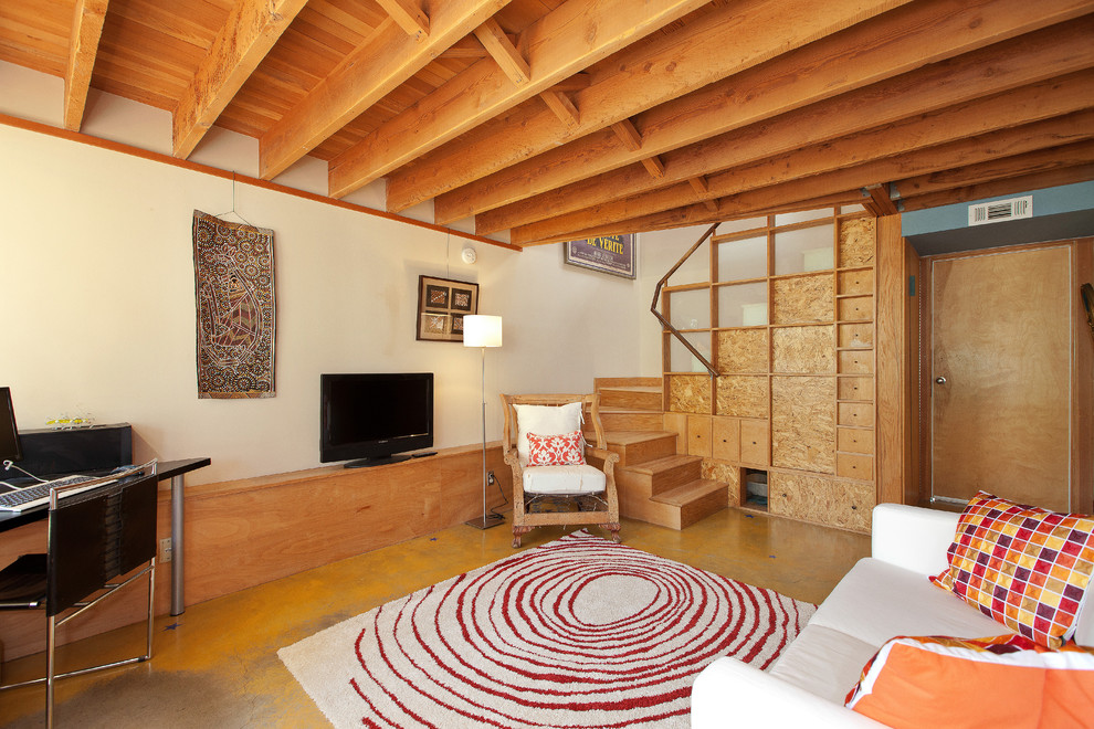 Источник вдохновения для домашнего уюта: гостиная комната в современном стиле с бежевыми стенами, бетонным полом, отдельно стоящим телевизором и ковром на полу