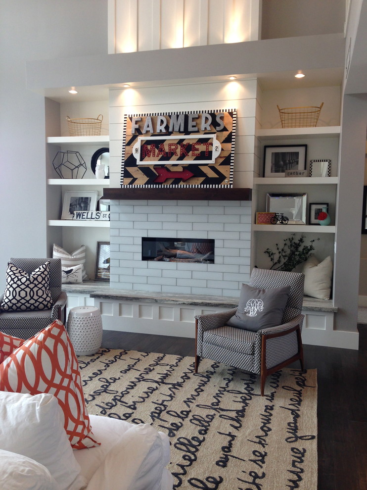 Geräumiges, Offenes Modernes Wohnzimmer mit grauer Wandfarbe, Kamin und Multimediawand in Phoenix