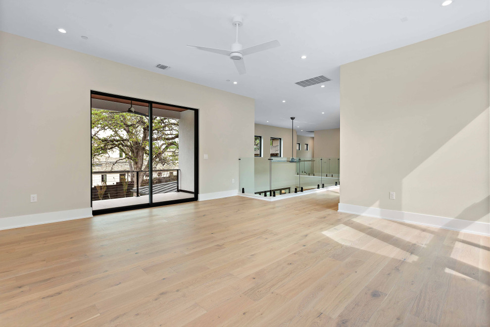 Ejemplo de sala de estar tipo loft contemporánea extra grande con paredes blancas y suelo de madera clara
